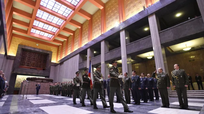 Za působení v zahraničních misích bylo oceněno téměř osm desítek vojáků
