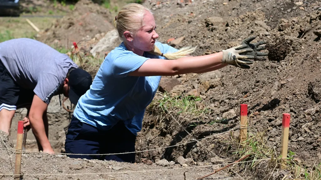 Ve Svatavě na Sokolovsku odkrývají archeologové ženský koncentrační tábor