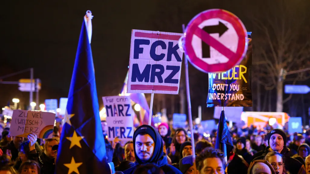 Protest v Berlíně proti plánům šéfa CDU Friedricha Merze omezit migraci (2. února 2025)