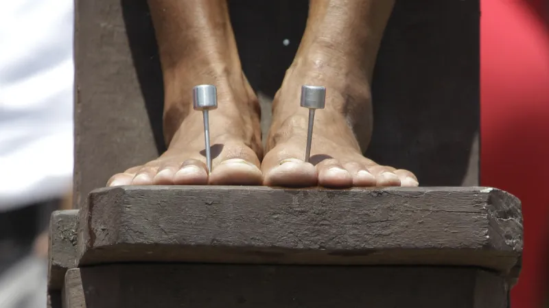 Velikonoční rituál ukřižování na Filipínách