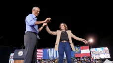 Barack Obama a Kamala Harrisová během kampaně v říjnu 2024