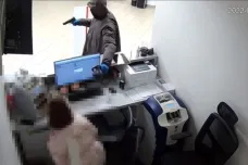 Policie i nadále pátrá po ozbrojeném lupiči z Mladé Boleslavi, zveřejnila video z kamer banky
