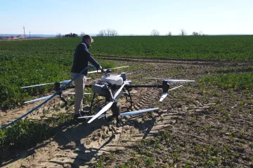 Vývojáři testují na jihu Čech obří zemědělský dron