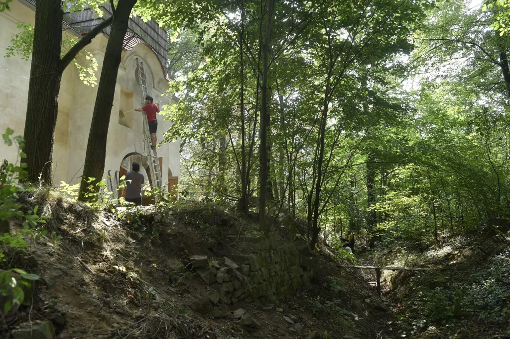 Po roce 1948 kostel přestal sloužit svému účelu. Zařízení lehlo popelem a stavba sloužila jako sklad hnojiv. Naštěstí v roce 1968 dostal novou střešní krytinu, což památku zachránilo od absolutní devastace
