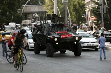 Během puče nebral šéf tajné služby Erdoganovi telefon. Nyní čekají rozvědku čistky