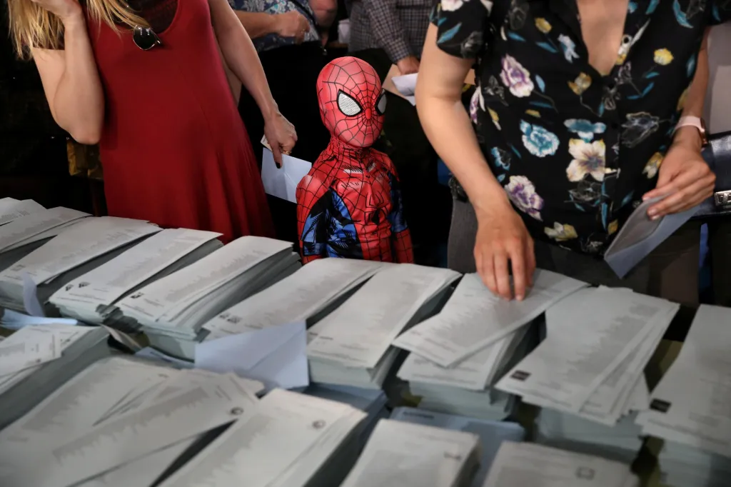 Během voleb do Evropského parlamentu ve španělském Madridu se vedle hlasovacích lístků objevil malý Spider-Man