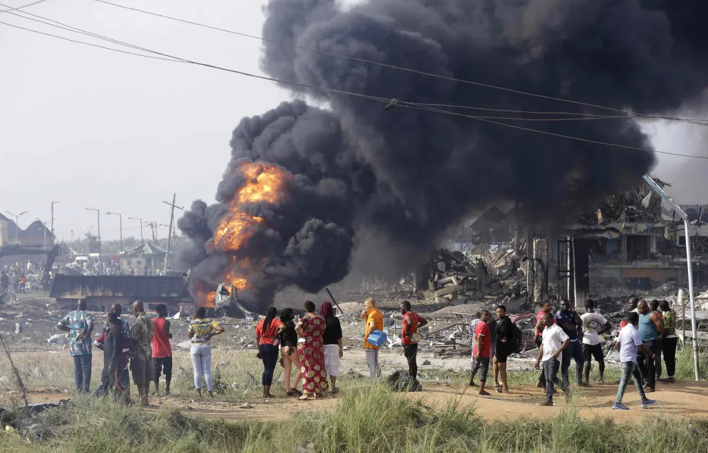 Lagosem otřásl mohutný výbuch. Exploze zdemolovala 50 budov