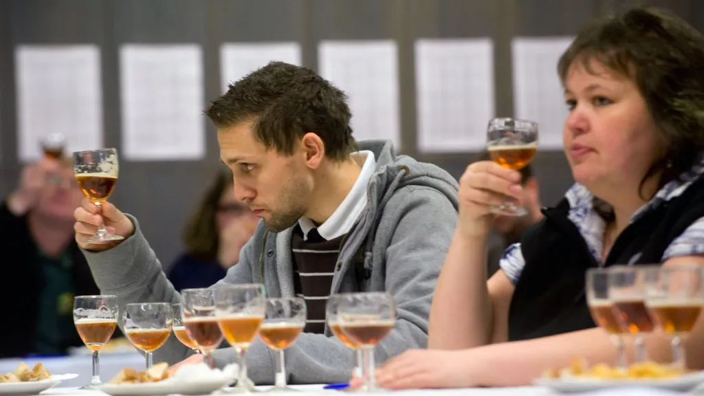 Degustátoři testují pivo na pivních slavnostech v Táboře