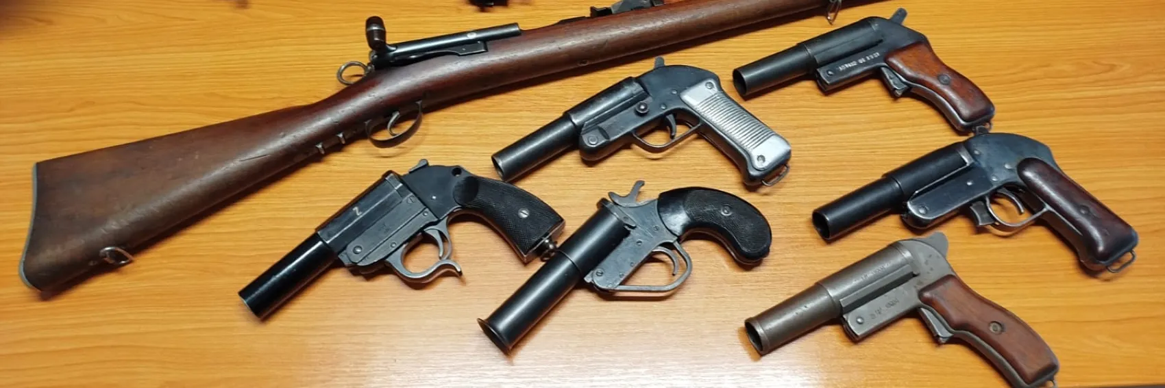 Ve zbraňové amnestii zatím lidé odevzdali stovky zbraní, náboje i granát