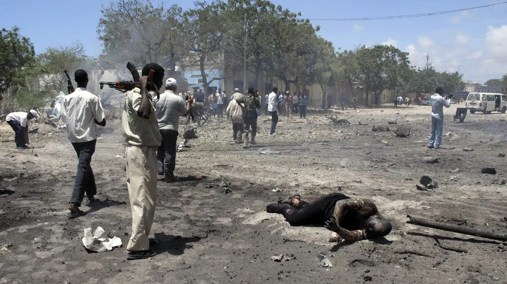 Následky výbuchu v Mogadišu