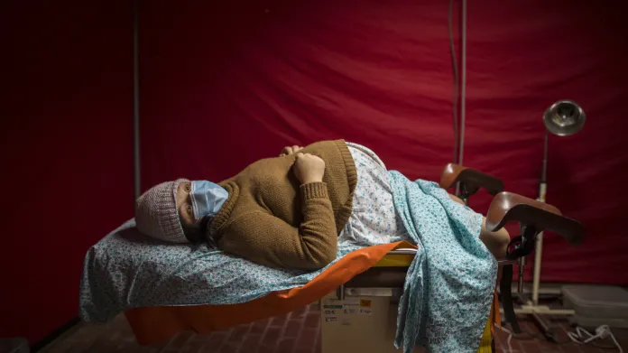 Porod nakažené ženy v Peru. V řadě zemí s horší kvalitou zdravotnictví jsou porody v době pandemie složité