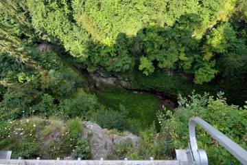 Policie vyšetřuje smrt dospělého a dvou dětí po pádu do Macochy