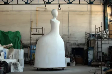 Na Hradčanech se usazuje první socha Marie Terezie v Česku