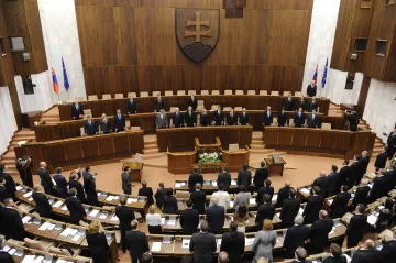Limit na rozpravu či důstojné oblečení. Ve slovenském parlamentu platí nová pravidla