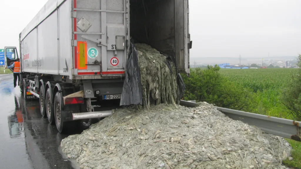 Havarované auto převáželo kafilerní tuk