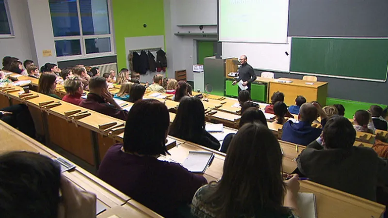 Studenti v posluchárně