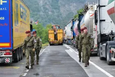 Evropská komise mírní napětí mezi Srbskem a Kosovem. Auta na hranici stále blokují průjezd