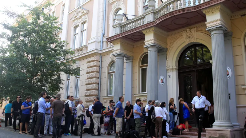 Novináři před budovou soudu v Kecskemétu