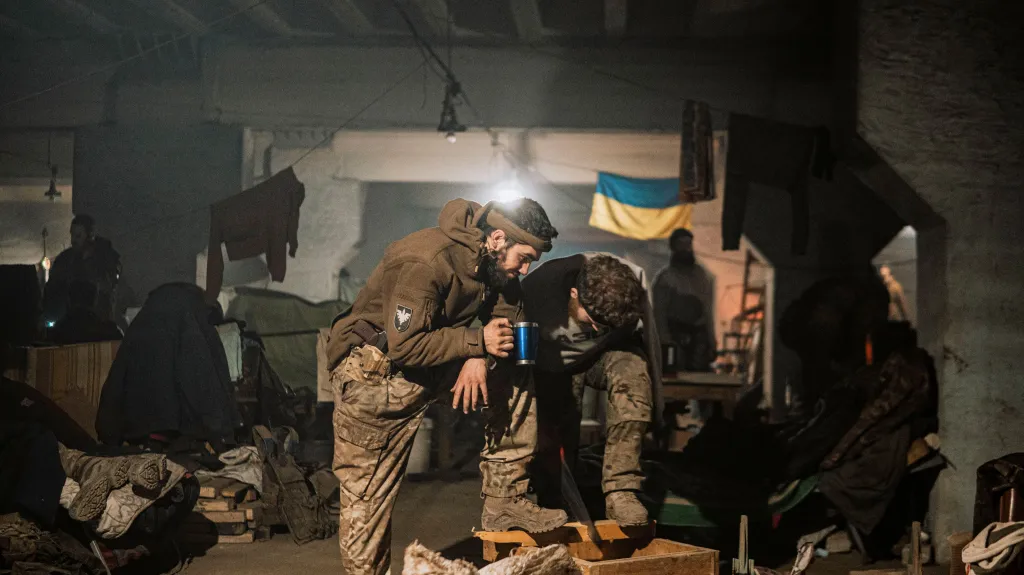 Obránci Azovstalu na snímku ukrajinského pluku Azov