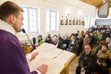 Polskou církev opouštějí stovky věřících. Kvůli potratům i zneužívání