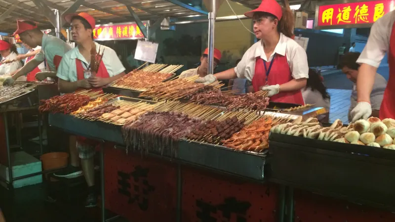 Prodavači na trhu nabízejí netradiční lahůdky