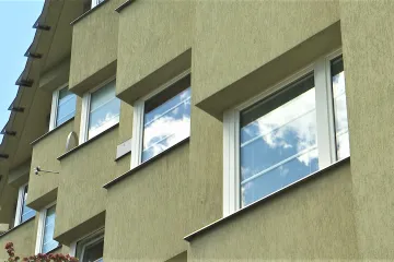 Příspěvek na bydlení bude od října pro více lidí, teď ale nechodí některým žadatelům včas