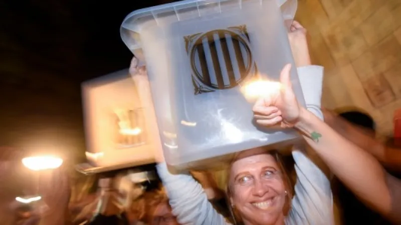 Katalánci slaví v ulicích měst.,  Autor: Eloy Alonso,  Zdroj: Reuters