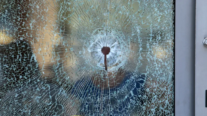 Prostřelené sklo hotelu Imperial Marhaba. Připomínka masakru v tuniském letovisku Sousse.