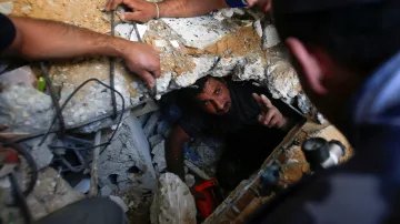 Záchranáři vyprošťují lidi ze sutin v Gaze