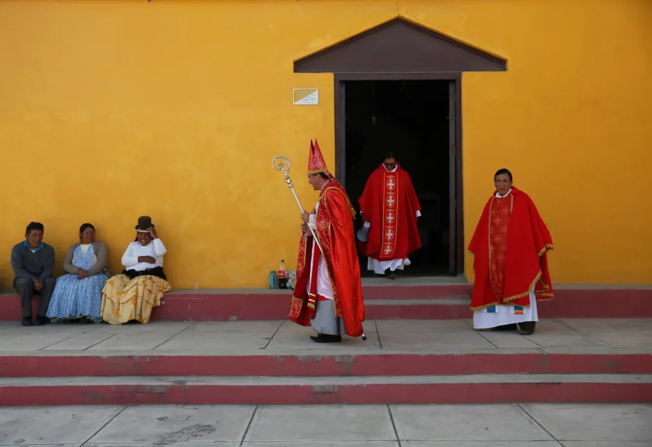 Kněží z katolického apoštolského kostela v San Carlos Duarte v Bolívii se účastní oslav Květné neděle v Chinchaya na okraji města La Paz, 14. dubna 2019