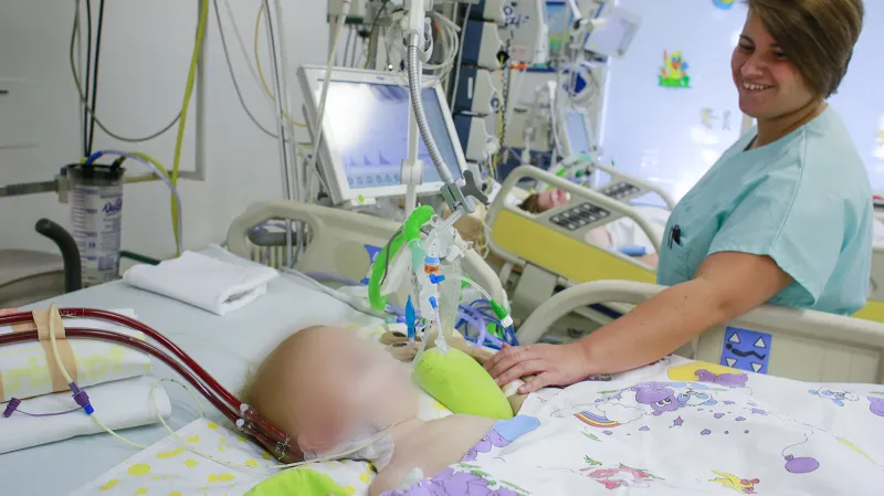 Dětský pacient napojený na mimotělní pumpu na Jednotce intenzivní a resuscitační péče VFN v Praze