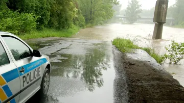 Zaplavená silnice u soutoku Ostravice s Lučinou v Ostravě