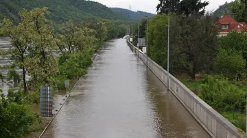 Protipovodňová hráz na Zbraslavi, zatopená silnice do Štěchovic
