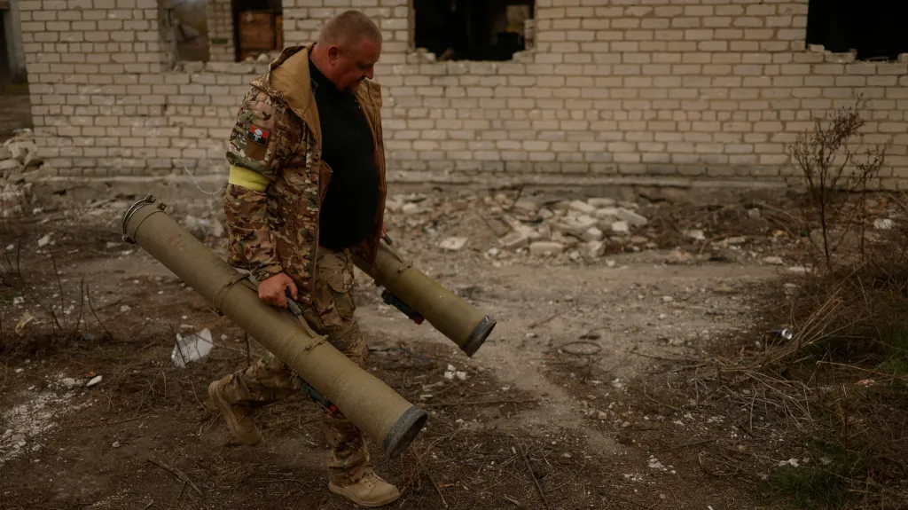 Ukrajinský voják se střelami, které po sobě nechala ruská armáda u Chersonu