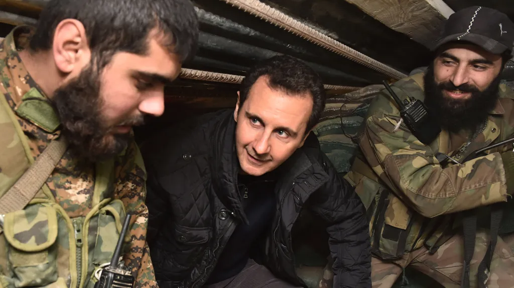 Syrský prezident Bašár Asad s vojáky