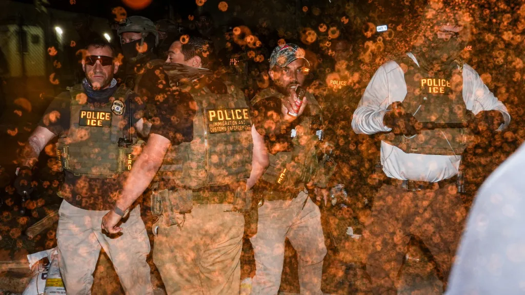 Proti protestujícím před detenčním zařízením Delaney Hall v Newarku použili agenti ICE pepřové spreje i tasery