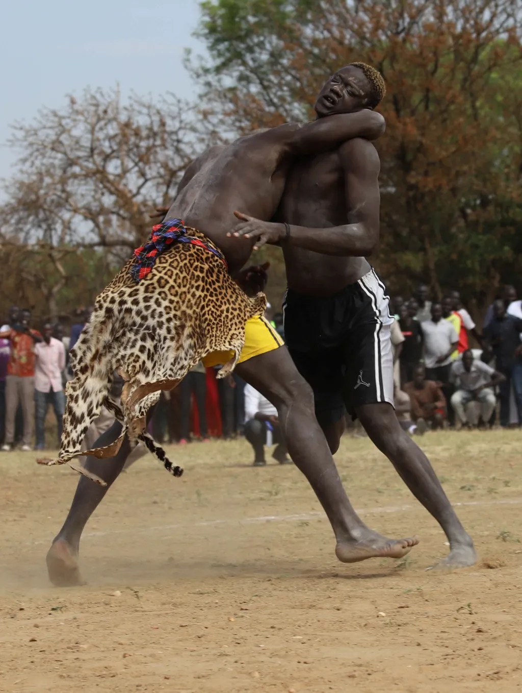 Válečníci v leopardích kůžích řeší bojem etnické konflikty