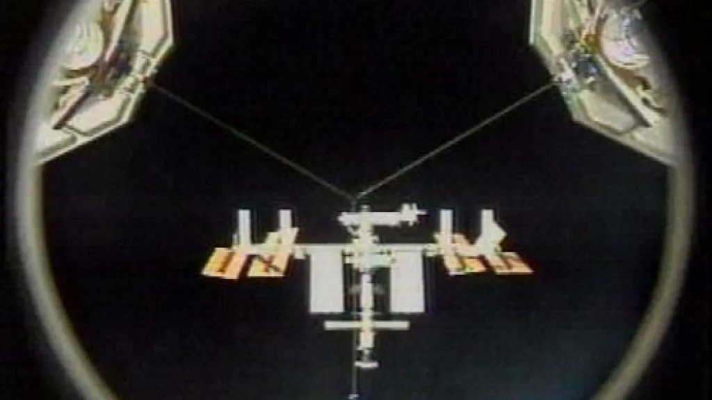 Pohled na ISS z raketoplánu Discovery