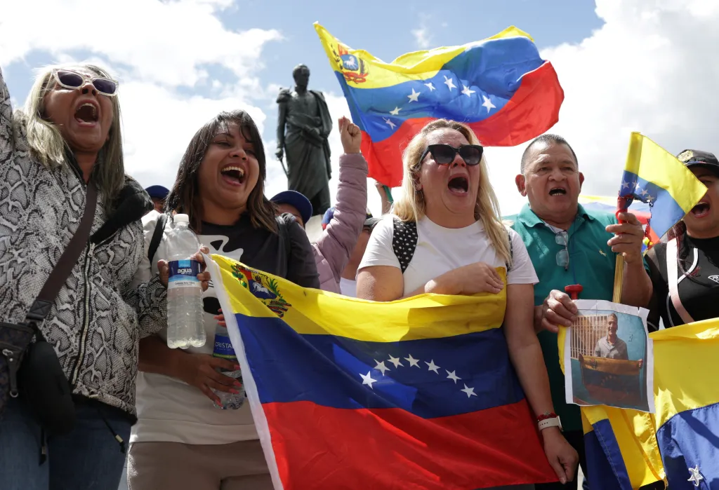 Venezuelané žijící v Kolumbii oslavují na náměstí Plaza de Bolívar v Bogotě americké údery ve Venezuele