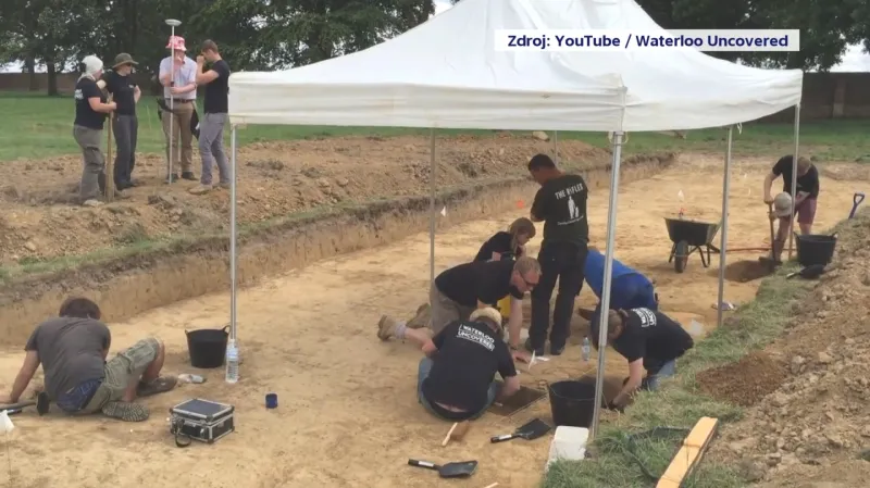 Veteráni a archeologové při společné práci