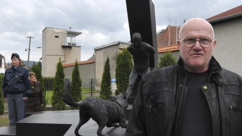 Jiří Sozanský před památníkem