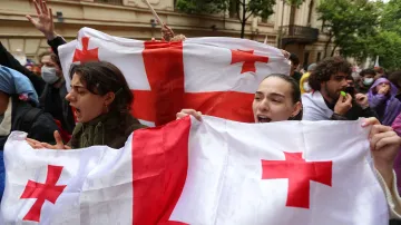 Demonstranti se účastní protestu proti návrhu zákona o „zahraničních agentech“ v gruzínském Tbilisi