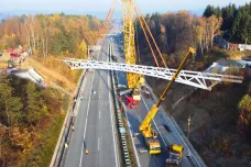 D1 mezi Mirošovicemi a Ostředkem je opět otevřená. Osazování nového nadjezdu se protáhlo