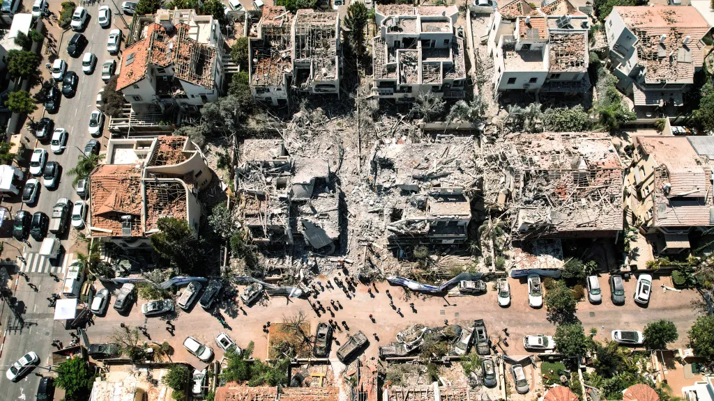 Následky íránského raketového útoku na Izrael