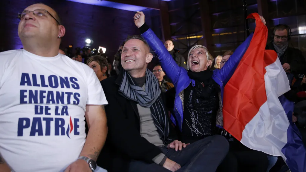 Příznivci Národní fronty reagují na odhady výsledků voleb