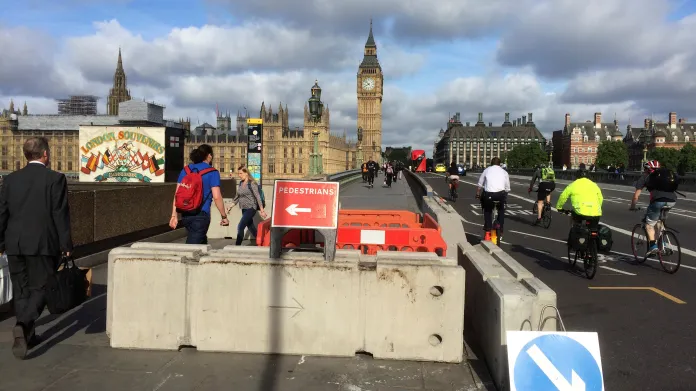 Bezpečnostní bariéry na Westminsterském mostě