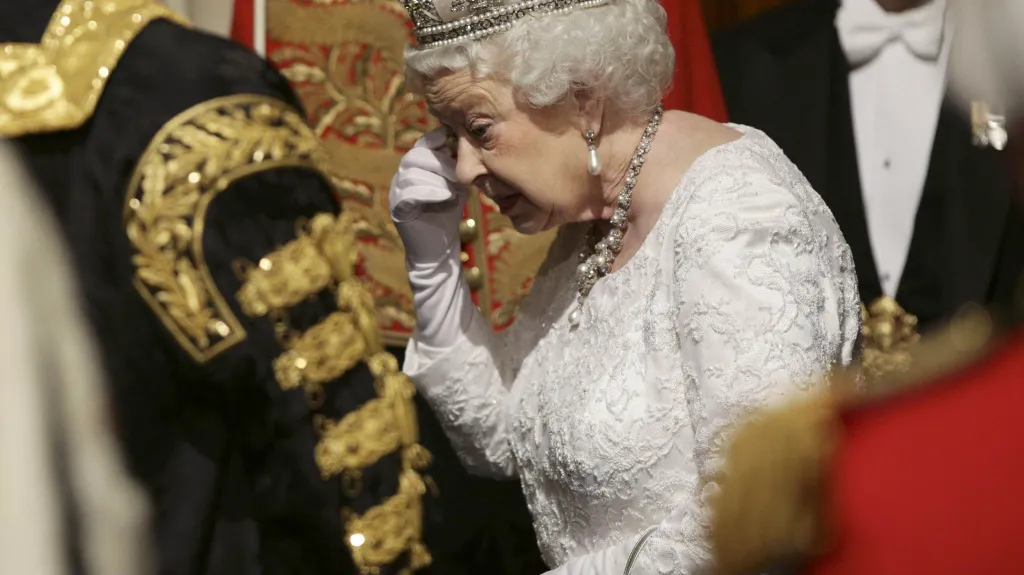 Královna přichází pronést řeč k parlamentu