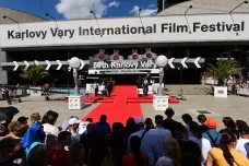 Červený koberec: Příchod hostů na zahájení festivalu ve Varech