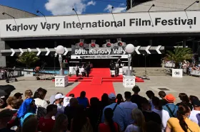 Červený koberec: Hosté Varů přijíždějí na zahájení festivalu