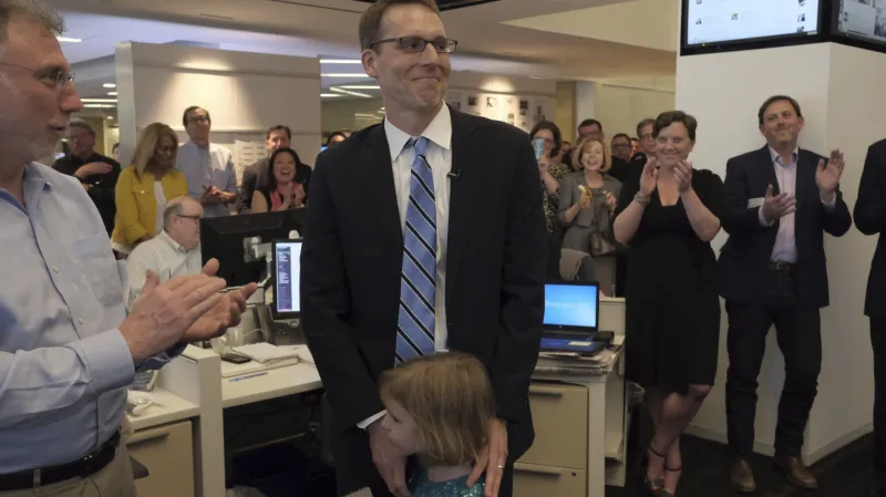 Gratulace Davidu Fahrentholdovi v redakci Washington Post